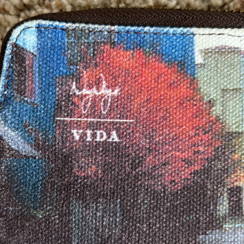 Vida crossbody scenic city scene clutch bag. - Picture 2 of 10